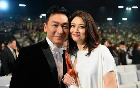 三,洪约翰洪约翰从小在香港长大,后来随母亲到新加坡读书.
