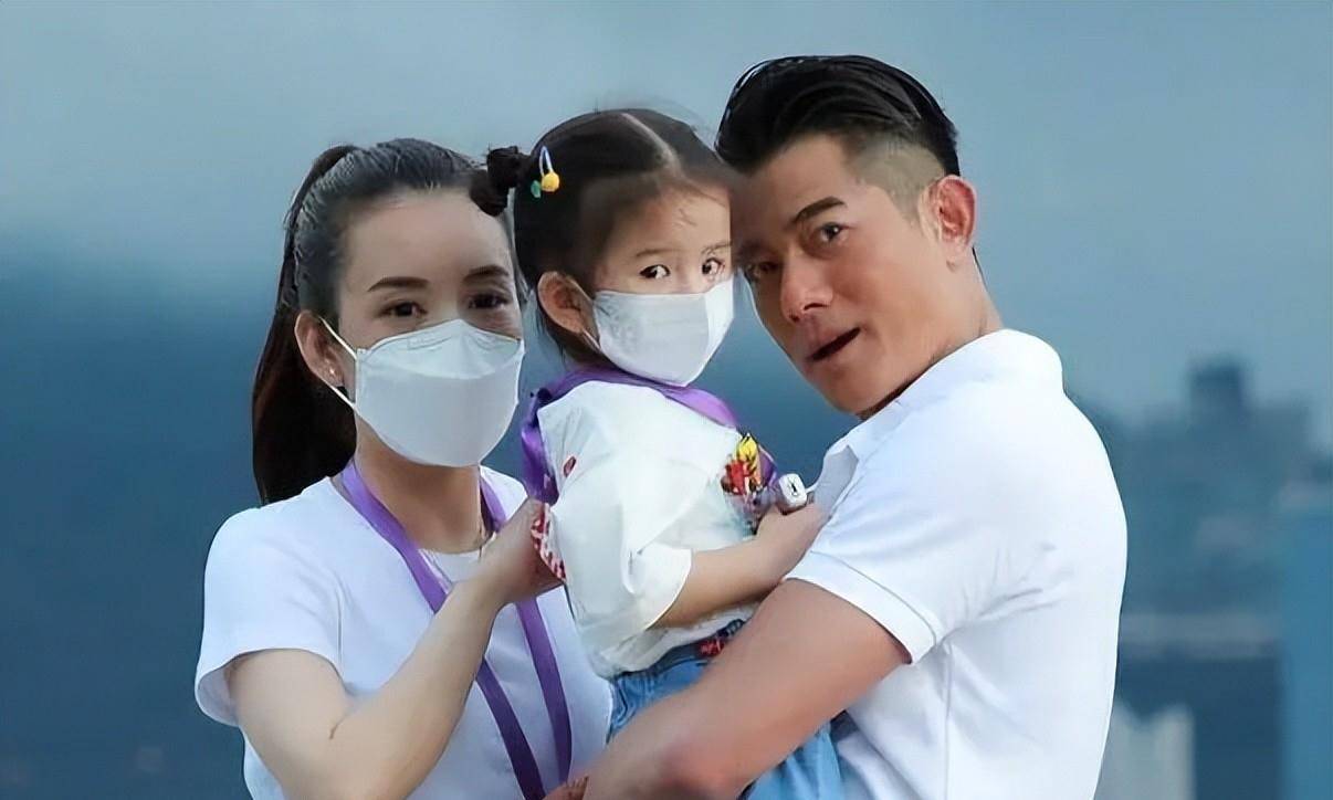 郭富城一家四口现身殡仪馆!女儿遭记者狂拍照,方媛全程伸手护娃_孩子_问题_夫妻