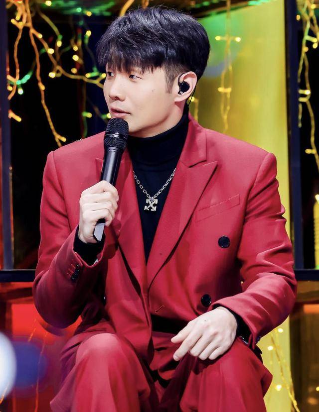 杨丞琳忙着乘风破浪,李荣浩宅家晒照曝光工业风豪宅,毫无烟火气