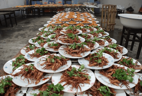 每桌配茅台和天下烟,子女身份曝光_飘带_酒席_花上