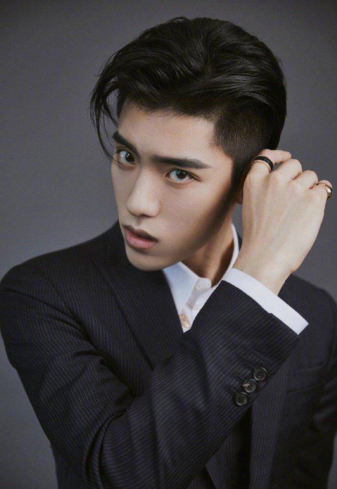 原创王子异否认不配合检查粉丝曾聚集机场迎接其他明星还不坦白