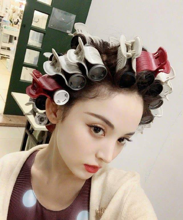 原创女明星做头发自拍凹造型娜扎像包租婆唐嫣最可爱