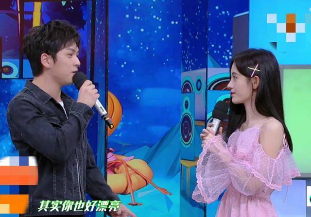 武艺当面夸鞠婧祎长得漂亮谢娜故意提及沈月谁注意鞠婧祎
