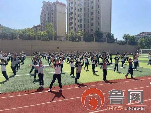 当 燃 不让 敢拼你就来 青岛松岭路小学举办第三届体育节 比赛 跳绳 接力