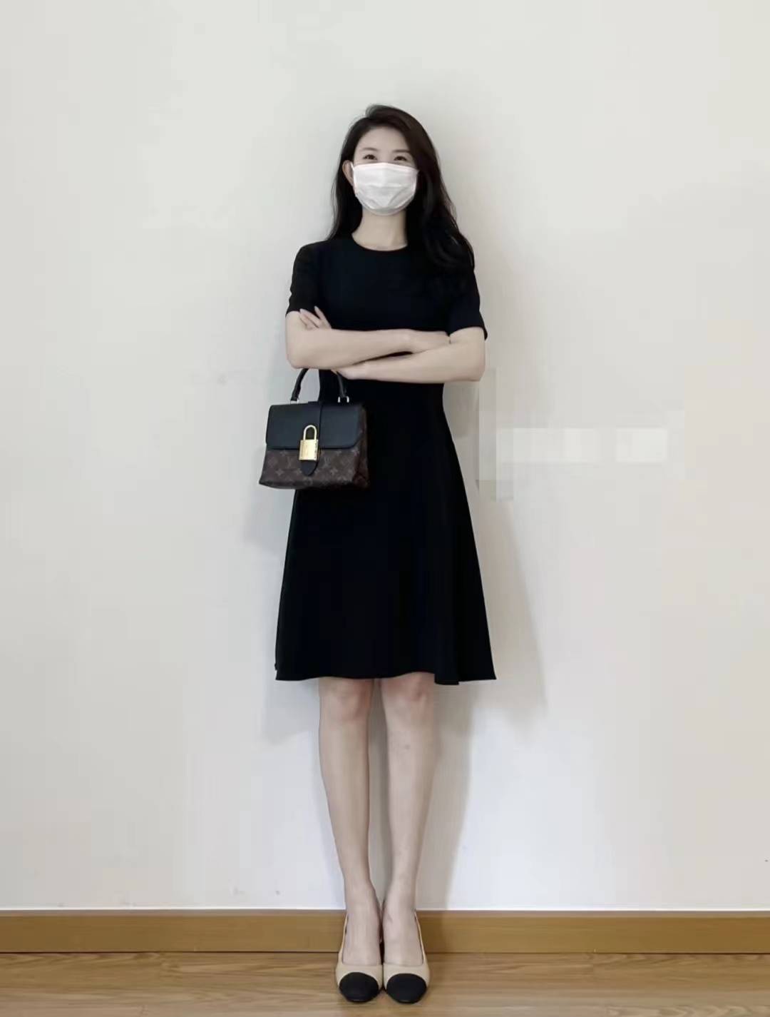 小黑裙配什么颜色的鞋子好看