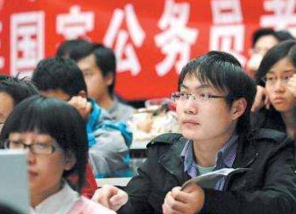 中央办公厅公务员录用名单公开，学院生实现逆袭，硕士生不足半数