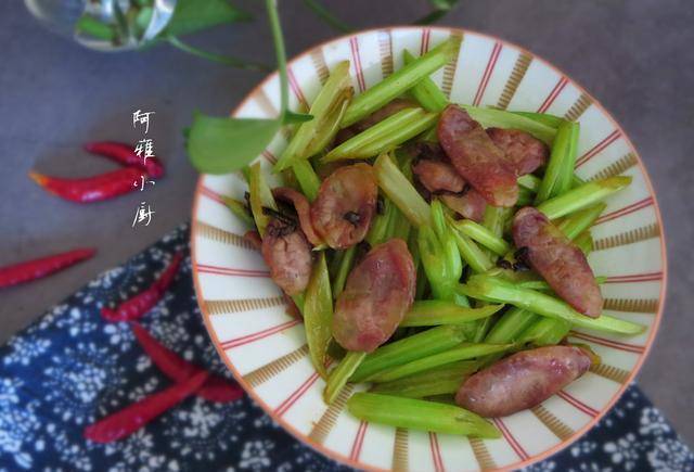 食材;西芹,臘肉,鹽製作步驟:1.臘腸切片芹菜洗淨切段.2.