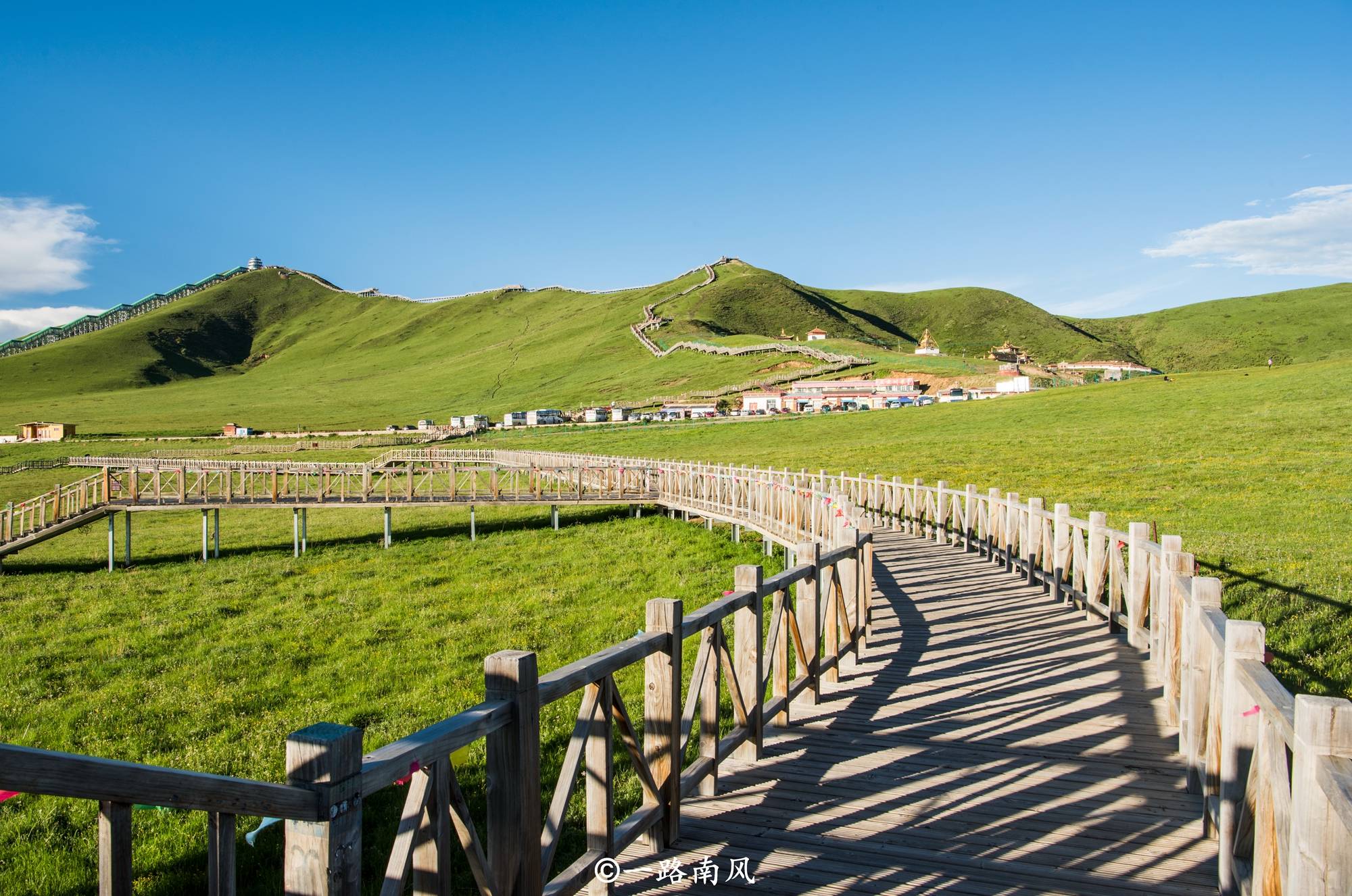 原创四川和甘肃交界处有个若尔盖县夏天美如画不通高铁但游客如云