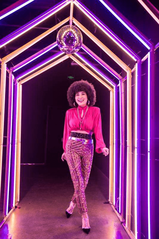 张蔷女团范打扮太时髦了满头银发肚皮皱巴巴的但身材太好了