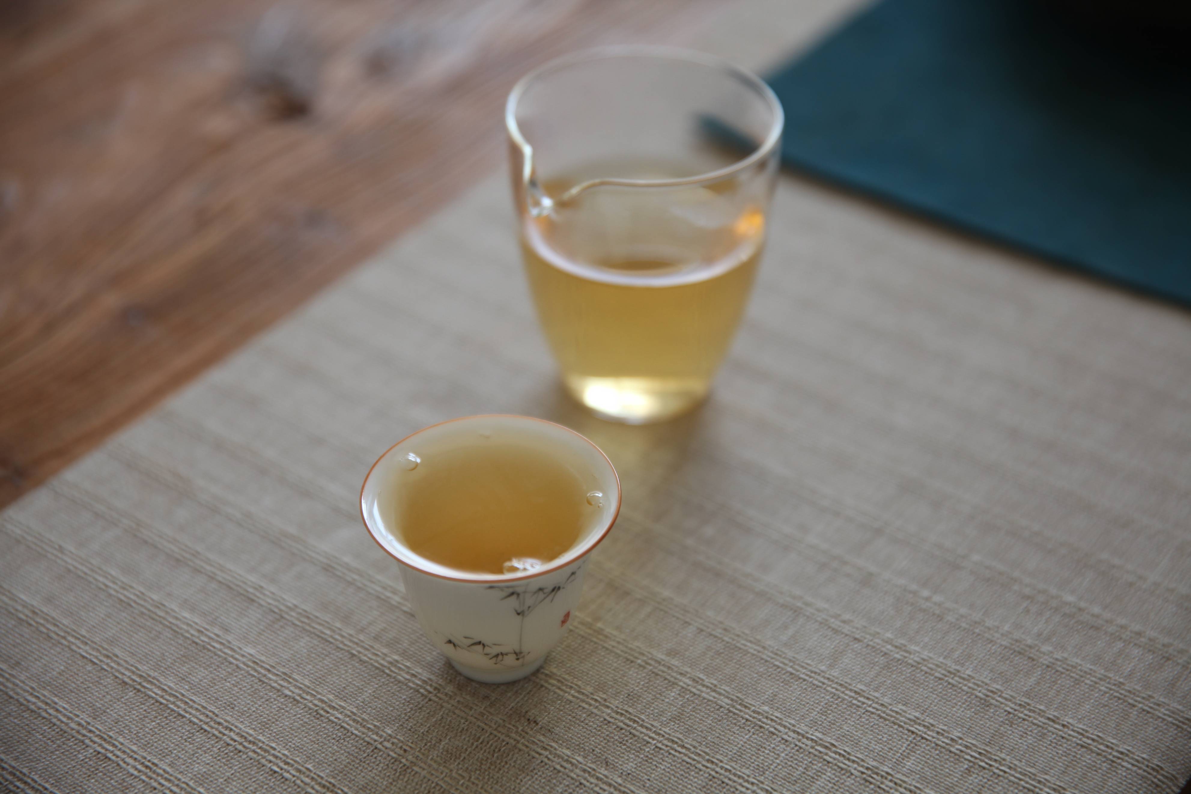 原创勐库大雪山古树藤条茶山野韵花蜜香冰糖甜韵醉人