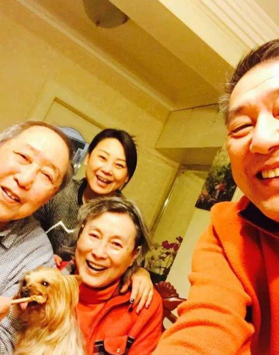 艺术家向梅:与丈夫恩爱63年对他有亏欠,儿子儿媳孝顺,晚年幸福_迟习道