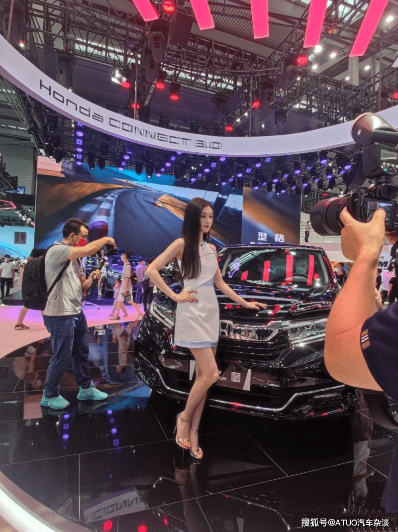 本田冠道这位车模太可爱直击2022年粤港澳大湾区车展现场