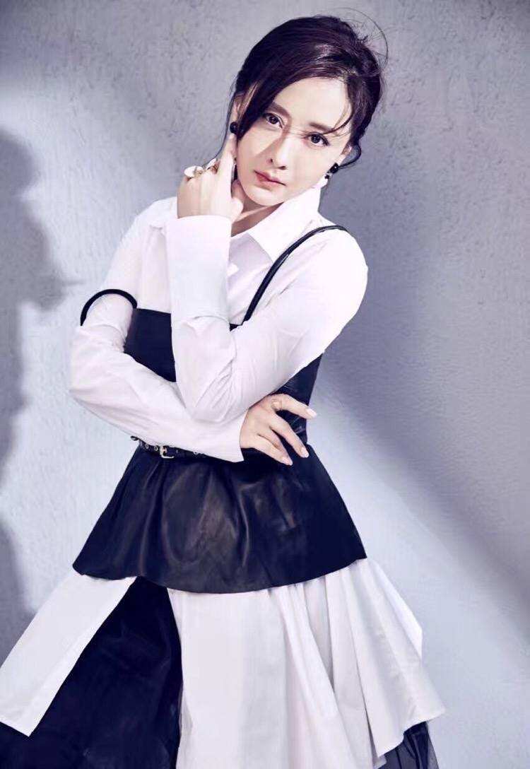 45岁陈德容冻龄超迷人黑白穿搭气质好上了年纪就应该穿简单点