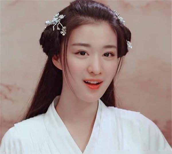 新晋小花撞脸刘亦菲,二人脸型五官神似,被传恋情至今尚未回应_楚然