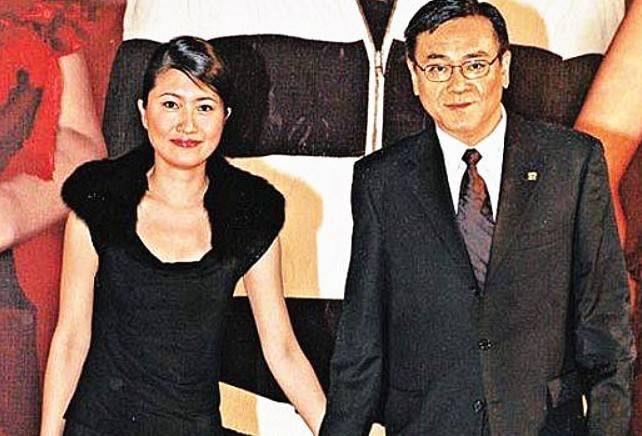 娱乐圈真有不透风的墙,尔冬升与妻子丁克9年,61岁跟情人生女_孩子