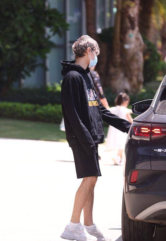 原创下班再营业佛系爱豆利路修分手油头发型蓝色系穿搭好清爽