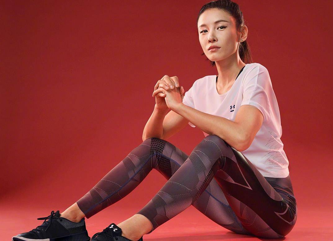 原创武打女星张蓝心真有料全黑look秀凹凸身材侧身照相太霸道