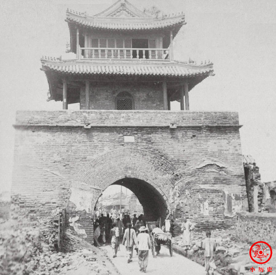 晚清老照片:李鸿章弯腰驼背疾病缠身,衙门前犯人列队受罚_天津_八国联