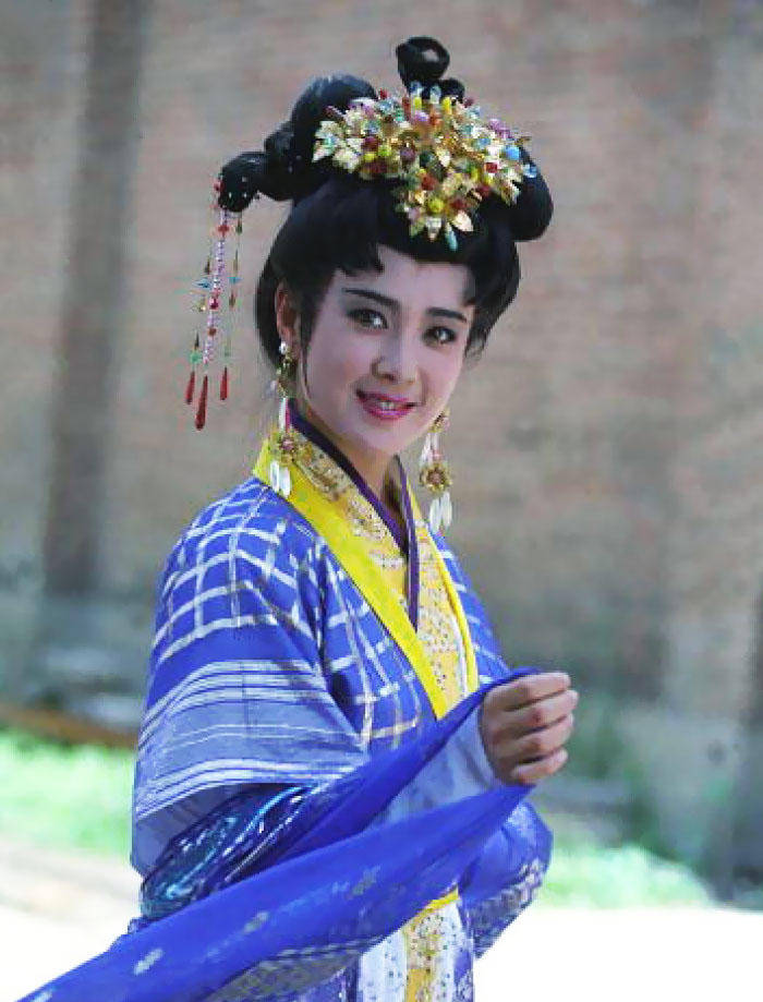 还曾经与陈强,陈佩斯主演了喜剧片《爷儿俩开歌厅》.