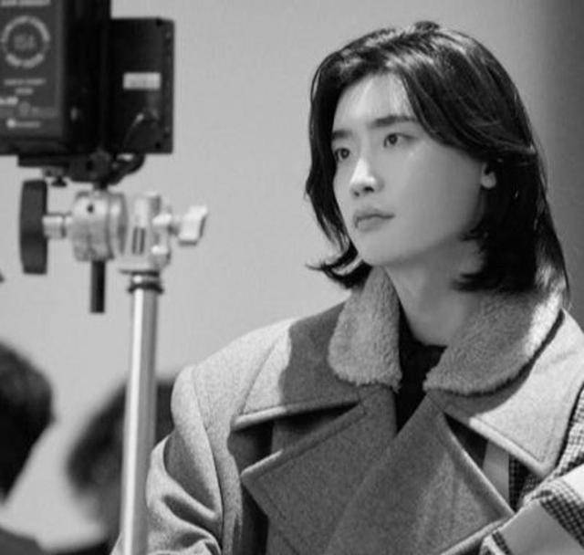 粉丝望眼欲穿,李钟硕卖力变造型,忽而长发忽而肌肉丛生_电视剧_花美男