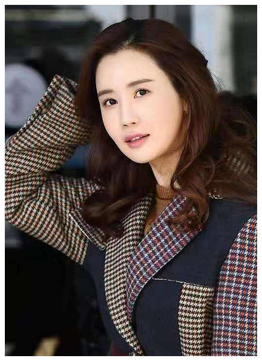 35岁李多海现身机场,拼色西装搭长筒靴,烫波浪大卷发尽显女神范_气质