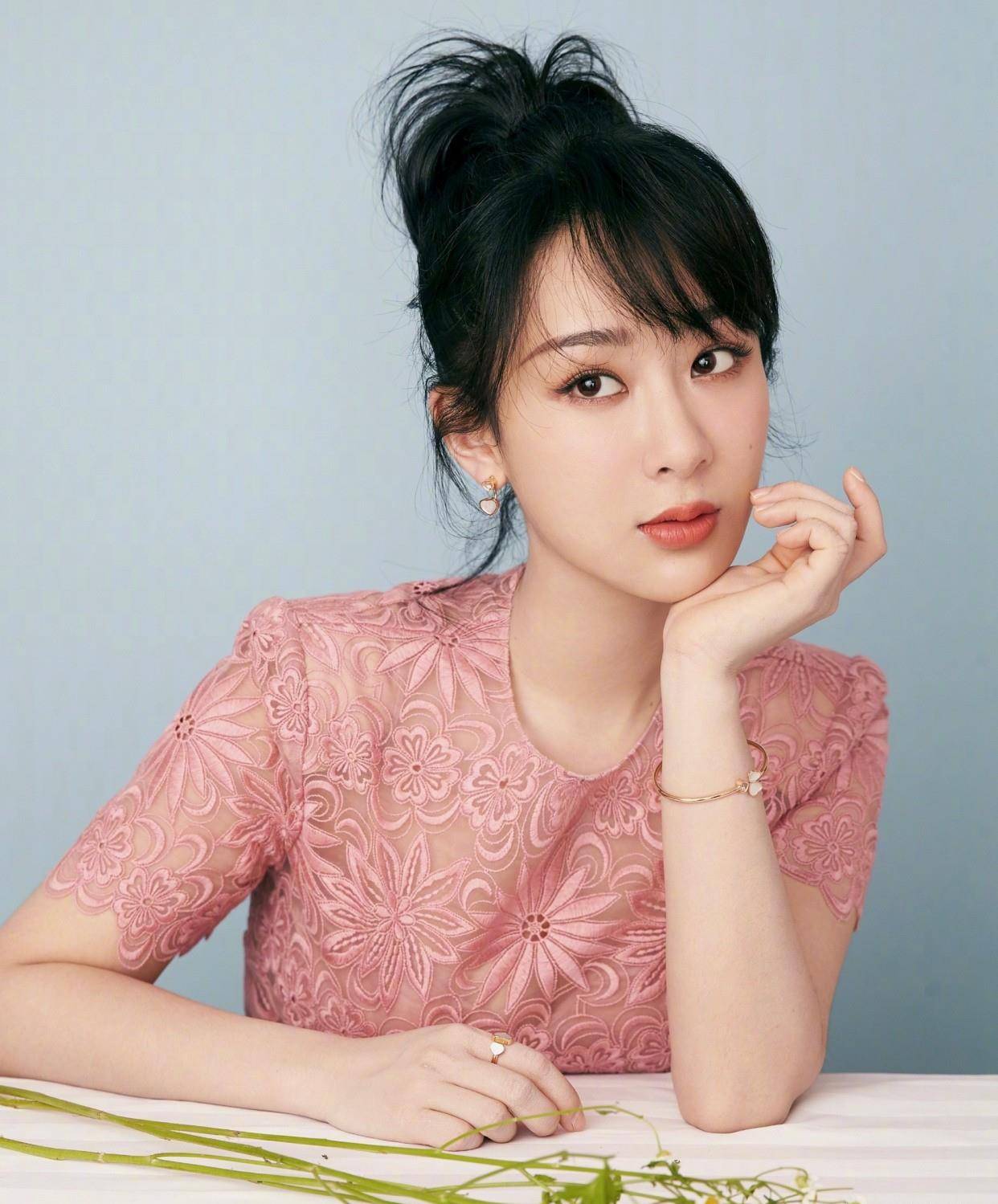 原创童星杨紫跻身一线粉色连衣裙穿出少女感肤白貌美大长腿