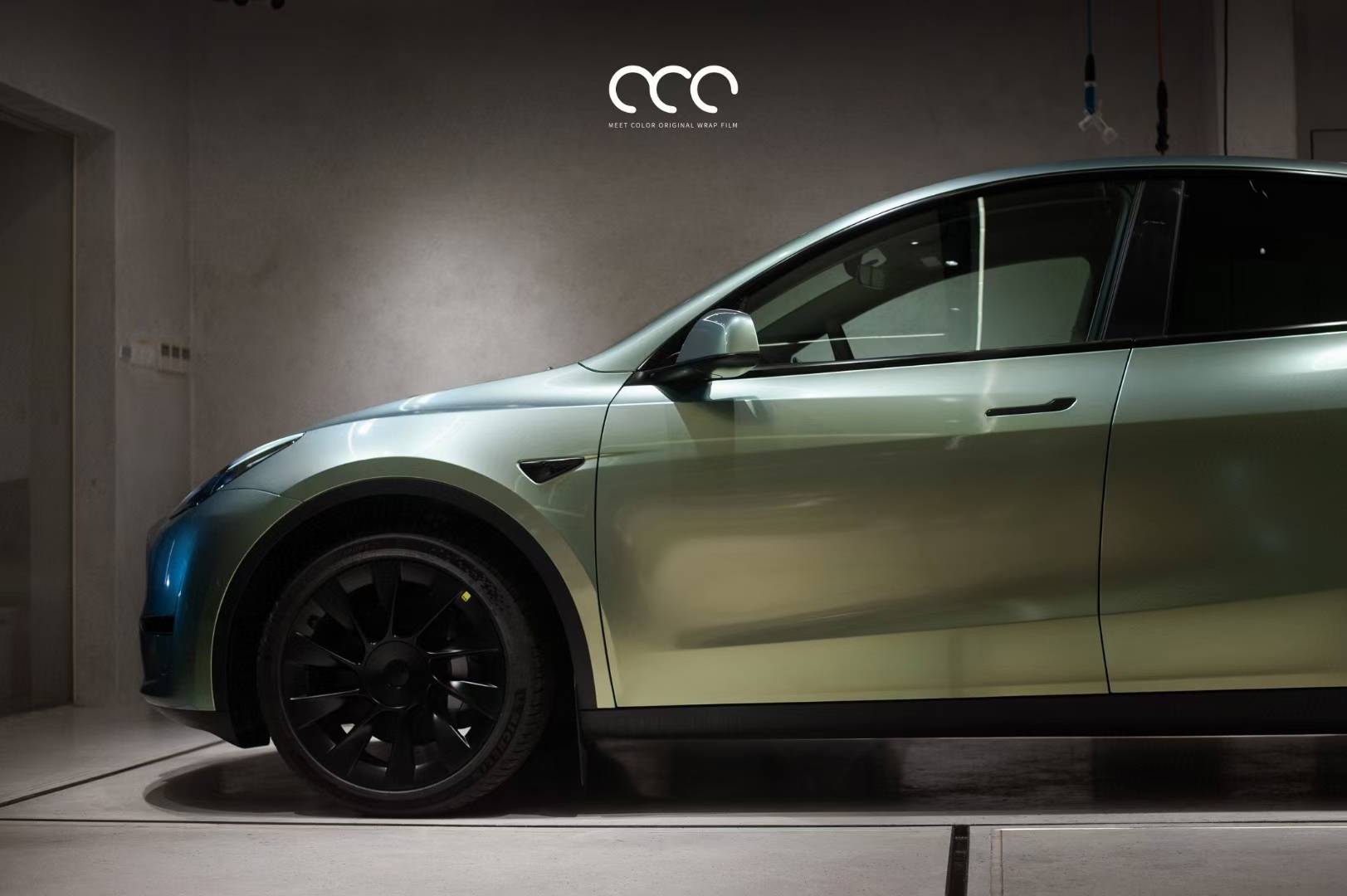 特斯拉modely改色膜渐变亮面灰幻绿漫彩