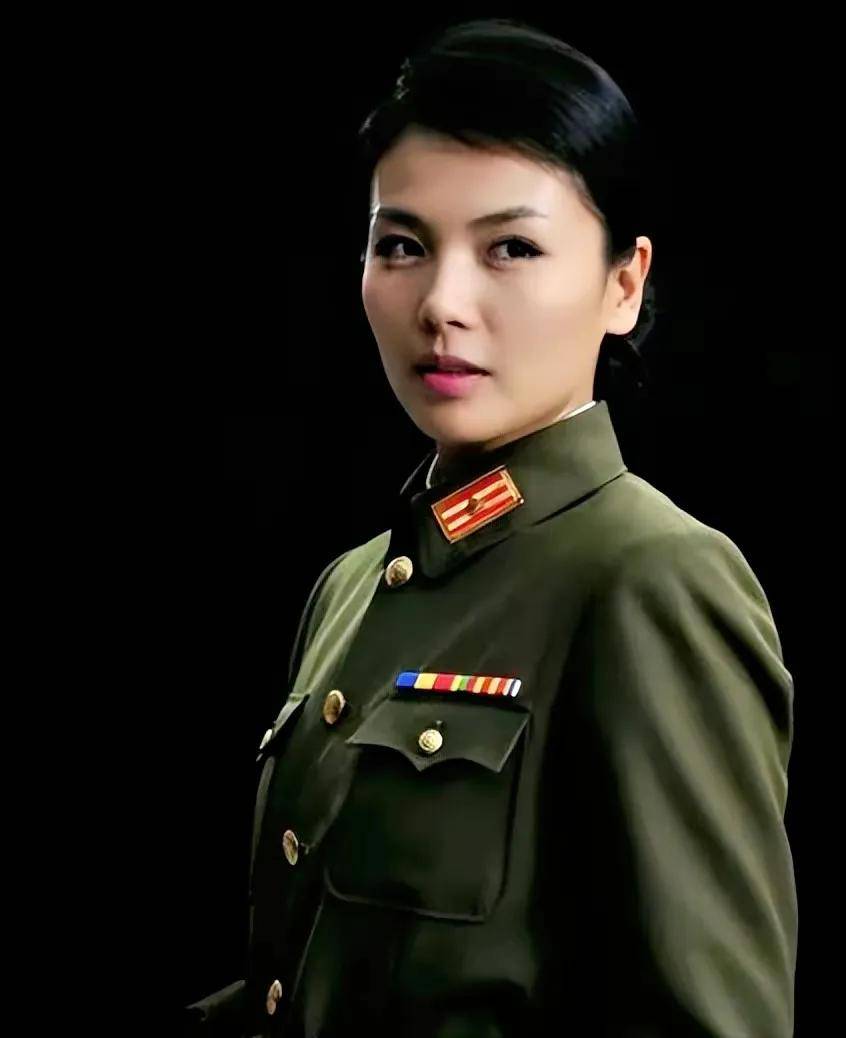 原创10个穿军装的女星baby穿上警服跟许晴李小冉张馨予比有点花里胡哨