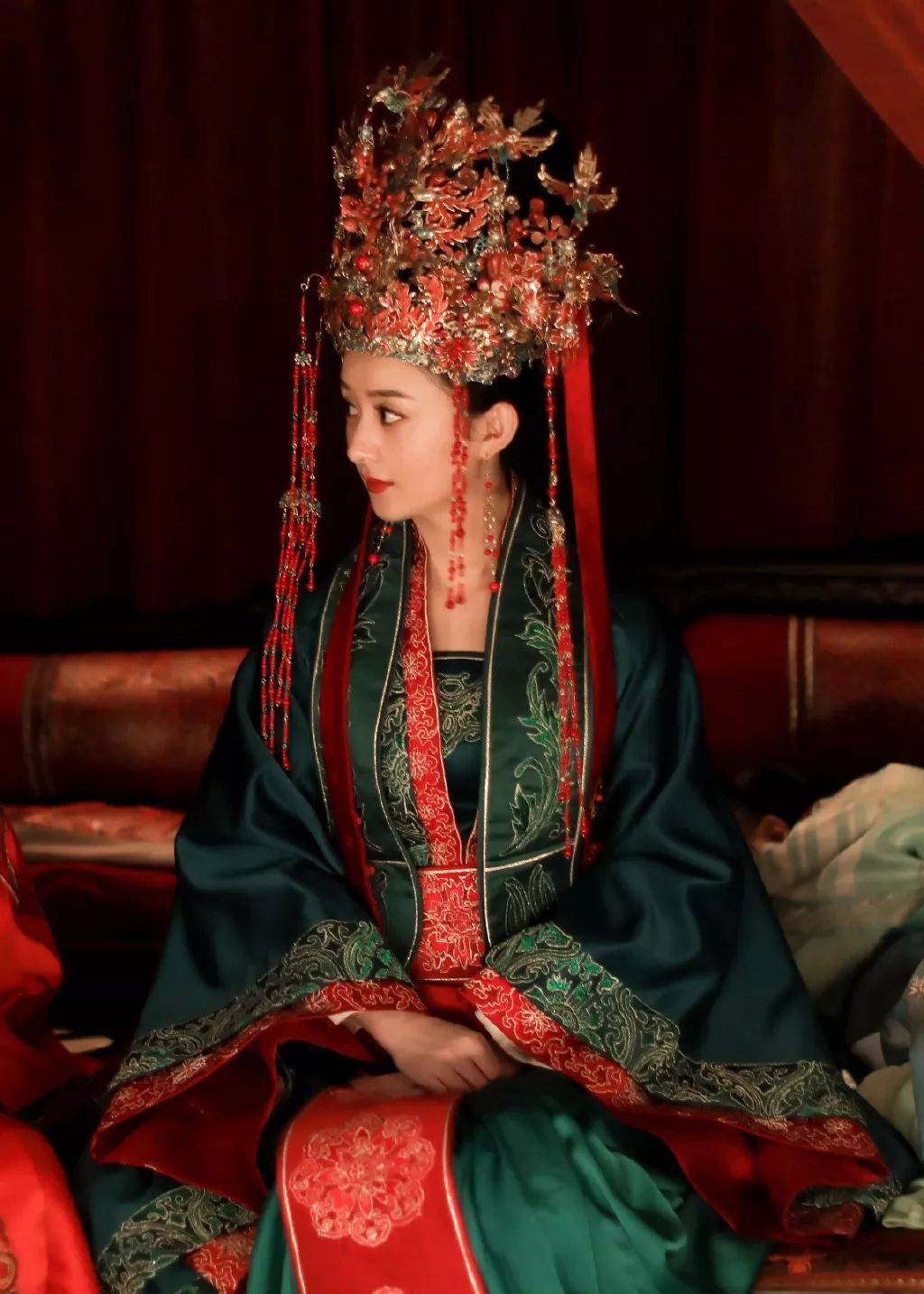 杨幂"大婚"造型被吐槽成这样,这次究竟差在了哪里?_嫁衣_红色_古代