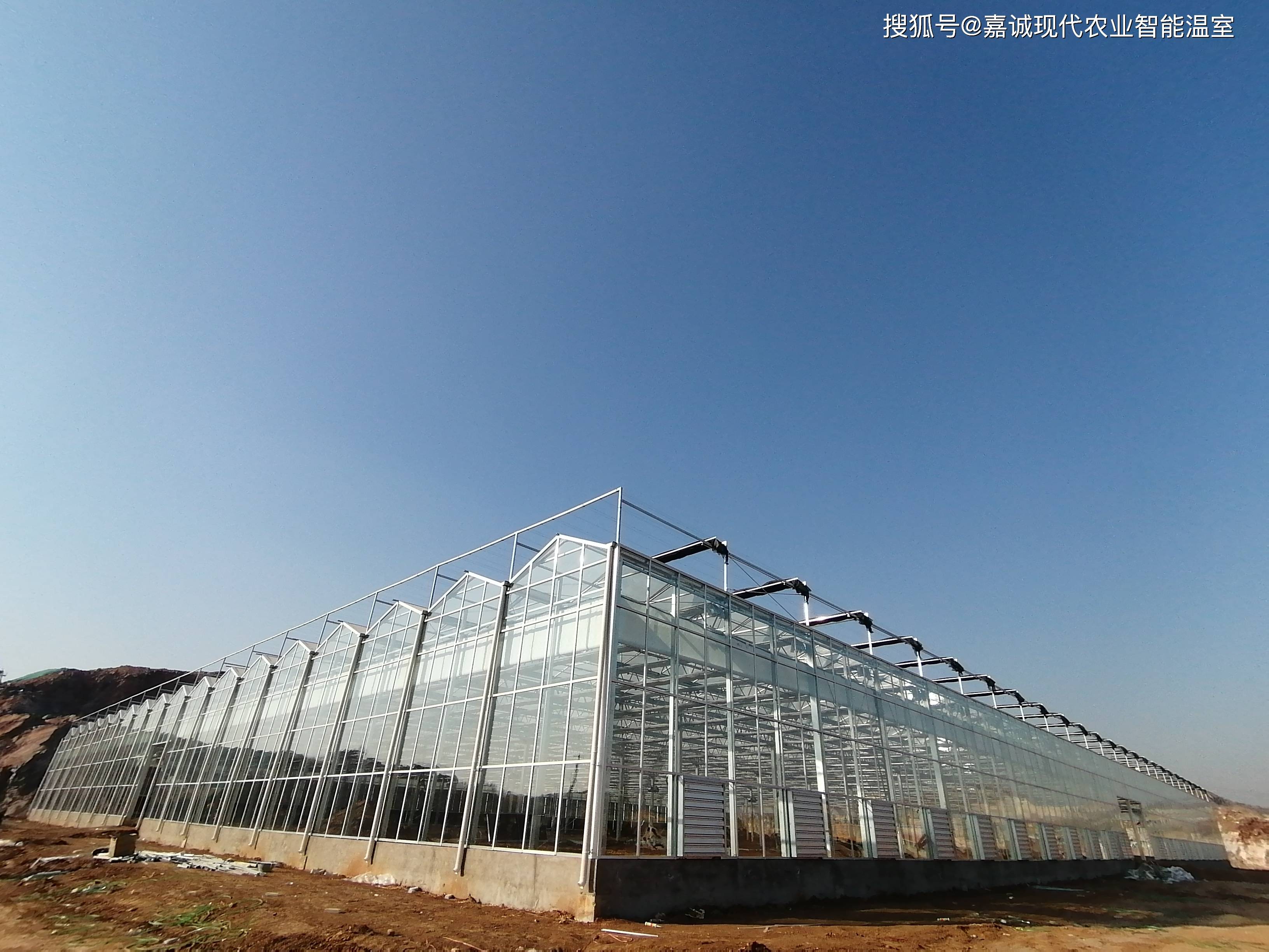 夏季智能连栋温室大棚降温系统风机湿帘的安装还有这么多要点