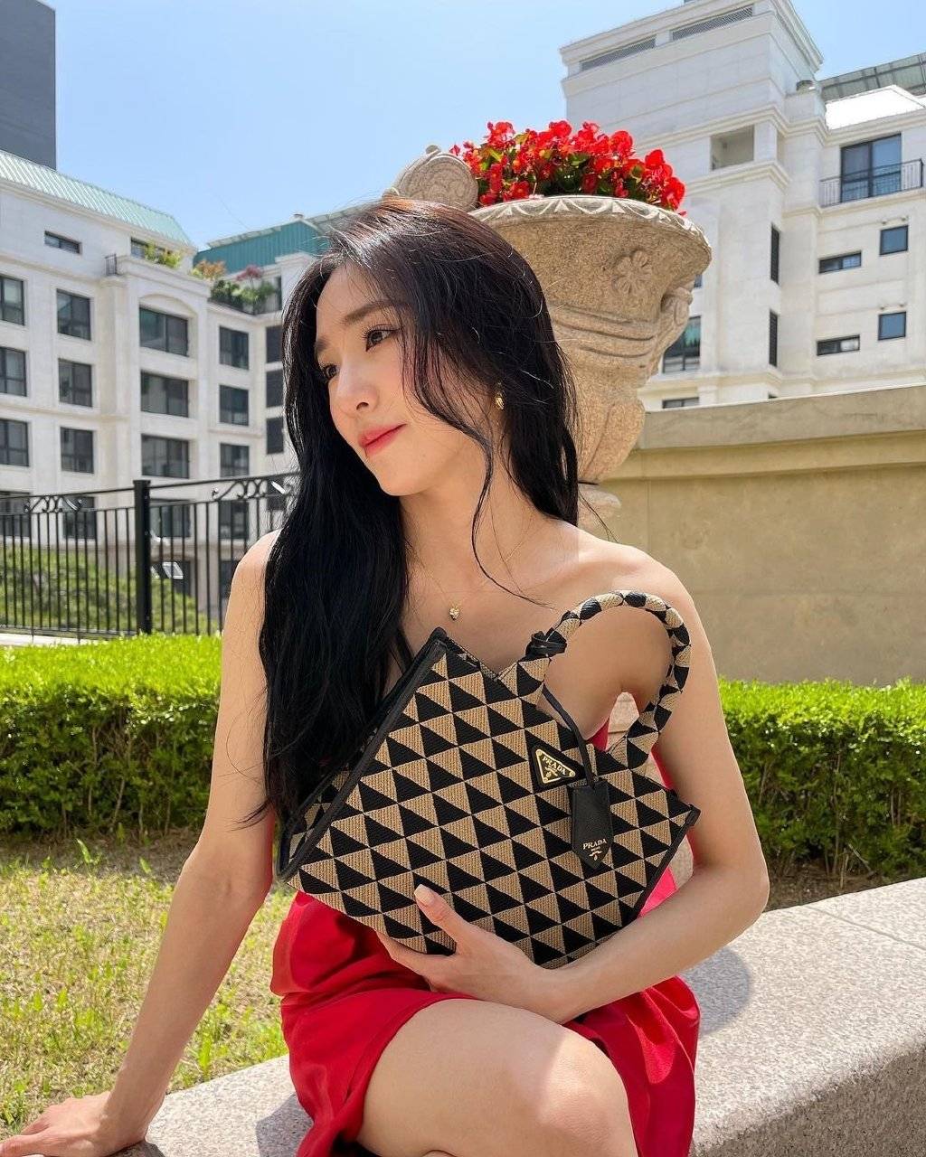 性感魅力",少女时代tiffany,大胆露肩,秀出锁骨_黄美英_身材_红色