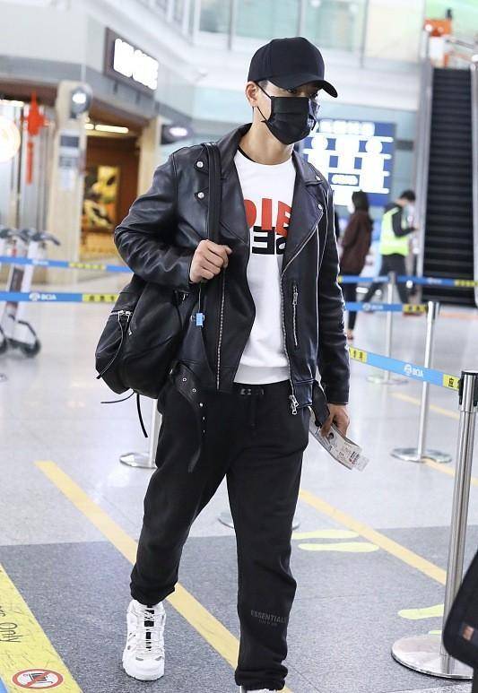 原创乔振宇老态明显但身材依旧很有型休闲装都能穿出时尚感