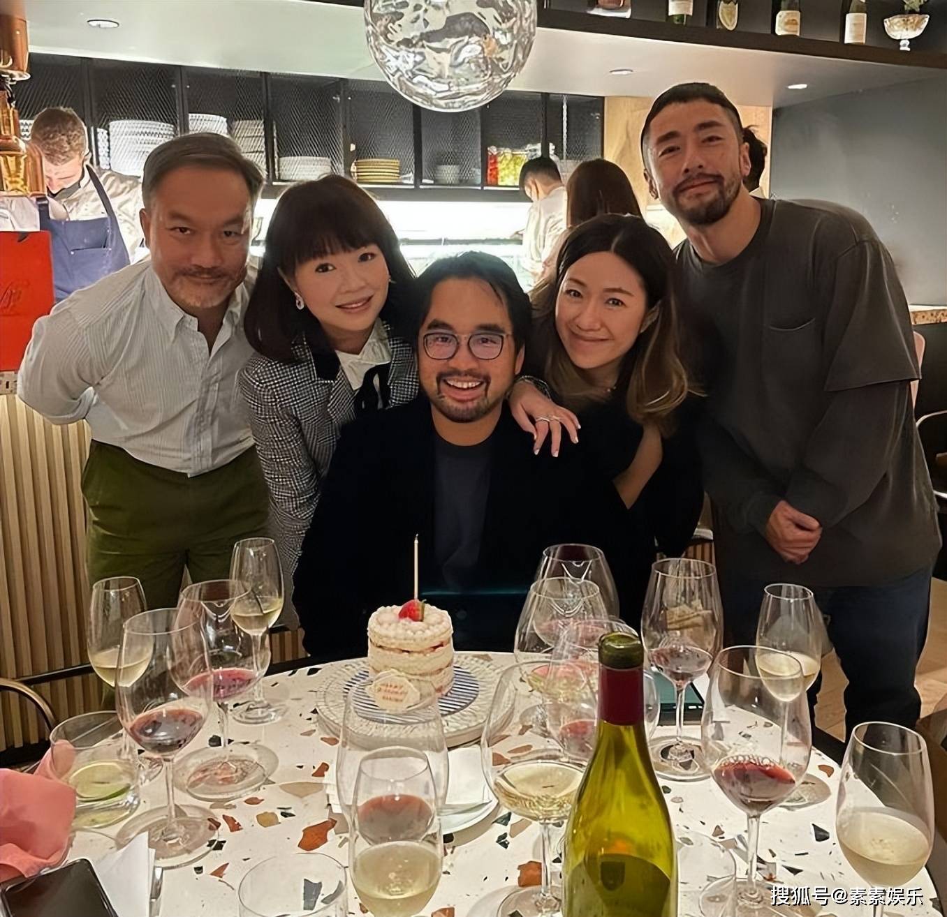 刘嘉玲带侄子参加富豪生日聚会 豪华游艇上庆生