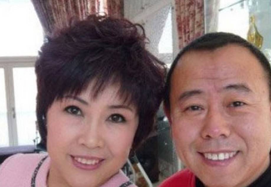 潘长江和老婆杨云合影,年近60的杨云依然风韵犹存