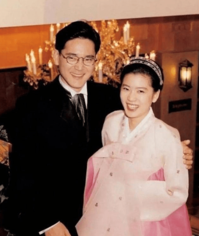 李在镕和林世玲于1998年结婚,两人门当户对,前者是三星太子爷,后者是