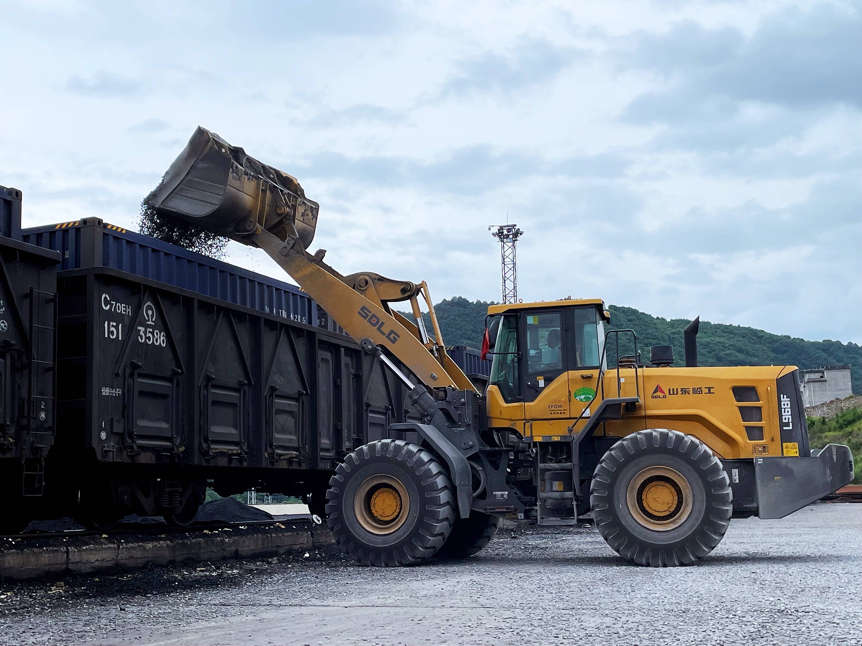 热烈祝贺石料帮砂石专列首发顺利开行!_发展_绿色_运输