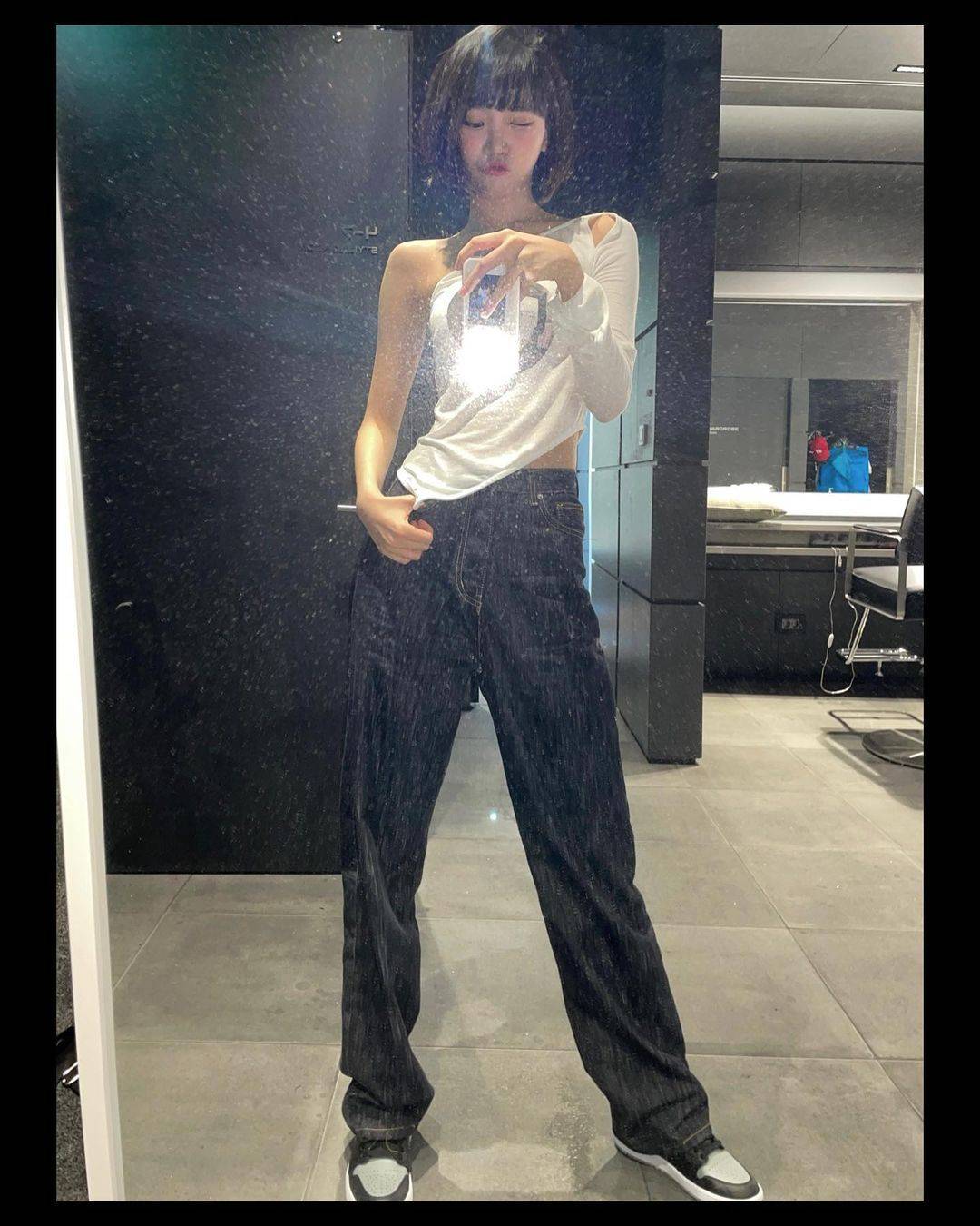 原创过分消瘦吗lesserafim金采源晒自拍直角肩蚂蚁腰秀出好身材