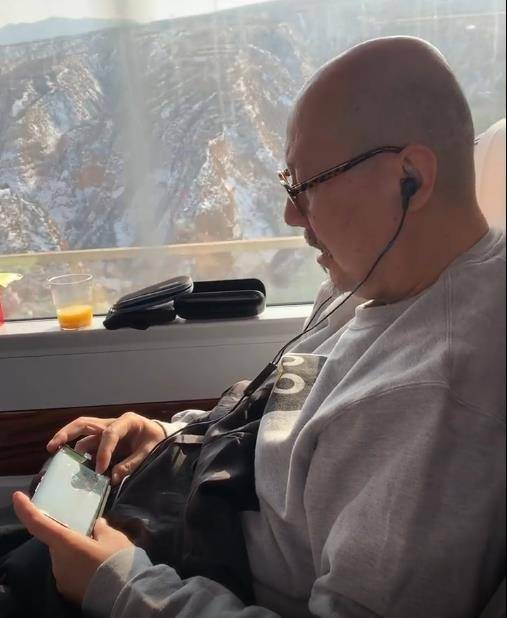 原创60岁腾格尔和凤凰传奇玲花关系曝光曾耗尽五百万家财翻唱成瘾