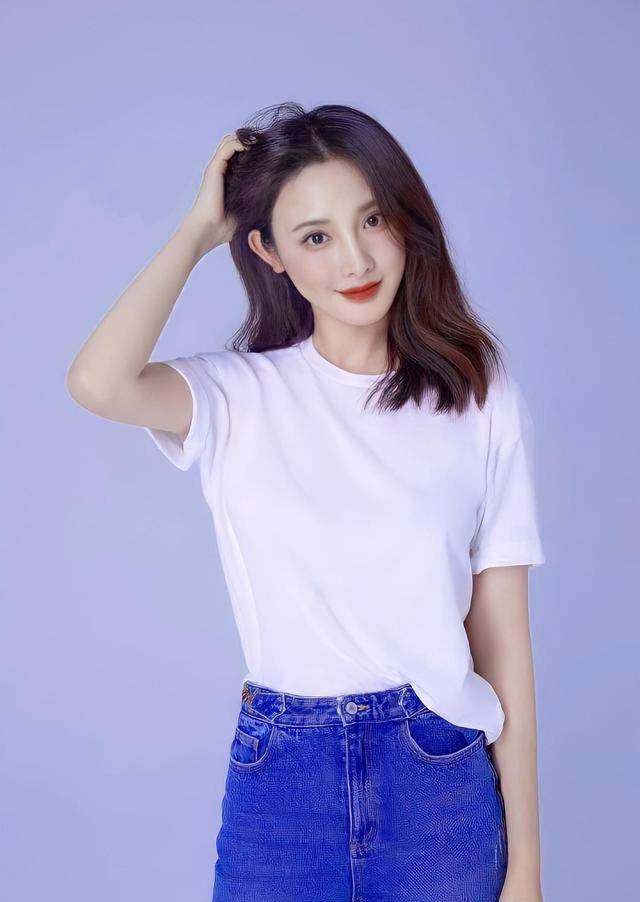 原创彭小苒时尚穿搭尽显青春活力甜美俏皮很有灵气气质也超赞