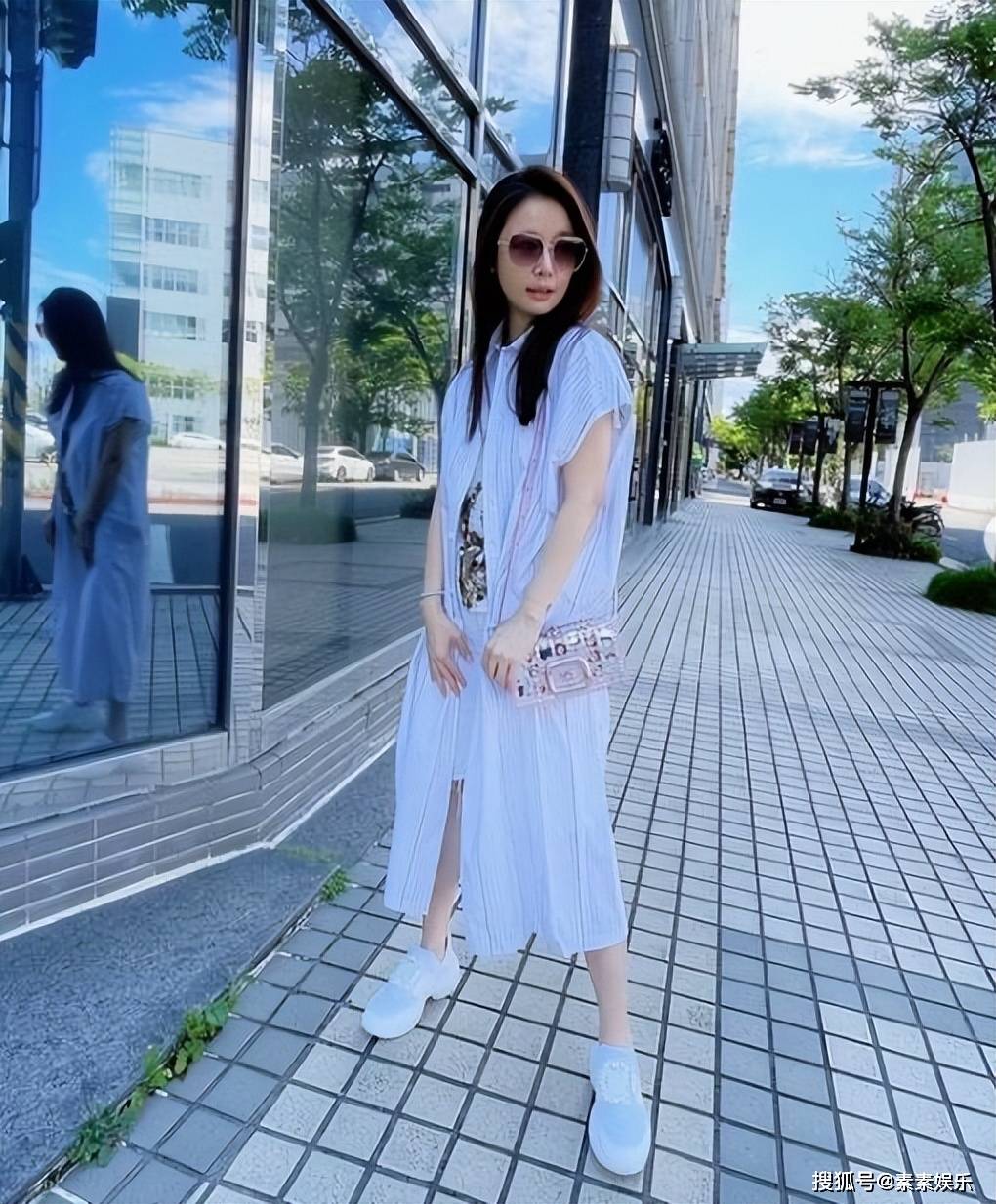 林心如穿休闲长衫玩自拍,玻璃上的倒影说明她没P图