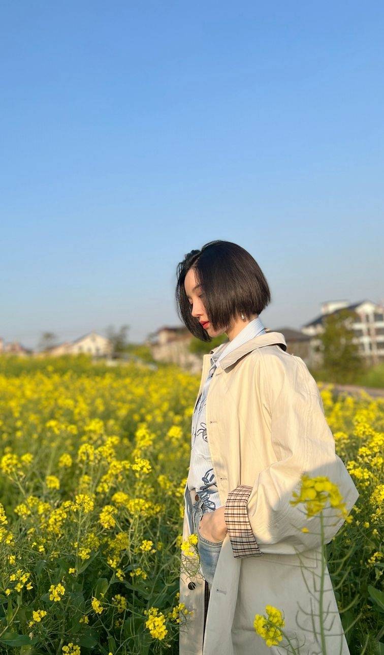 陈小纭灰色风衣油菜花写真