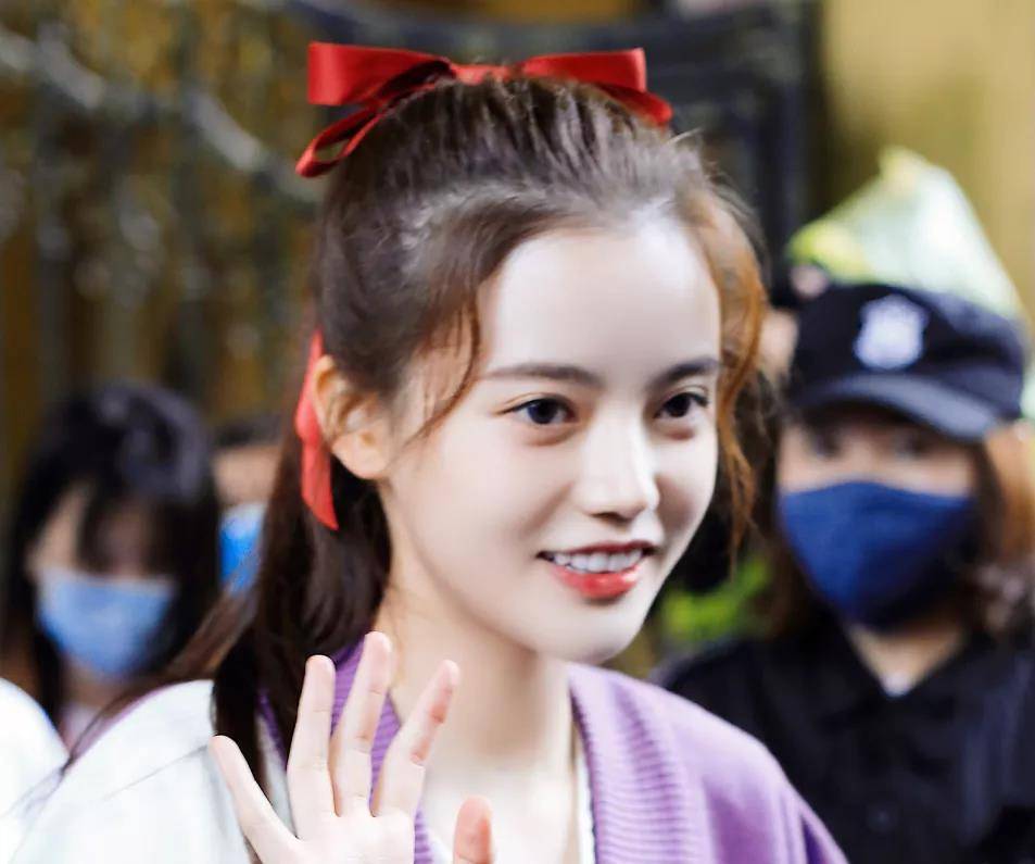 原创明星代拍太猖狂惹恼粉丝被拖出来殴打公开威胁要用无人机偷拍