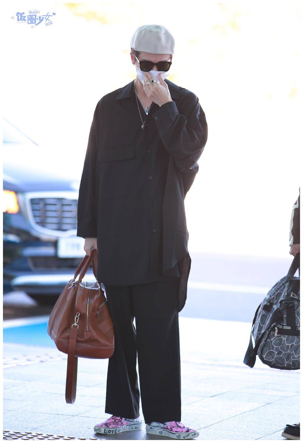 林彦俊和unine嘉羿,同为贝雷帽造型,反戴居然更帅气!