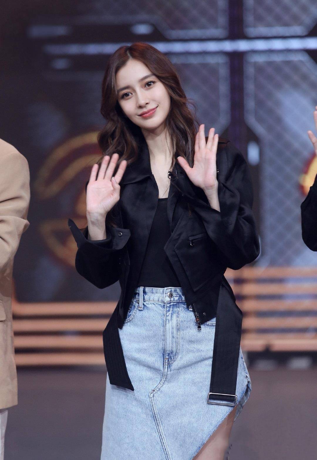 原创angelababy综艺造型曝光穿超短外套配皮裤秀长腿却因假胯减分