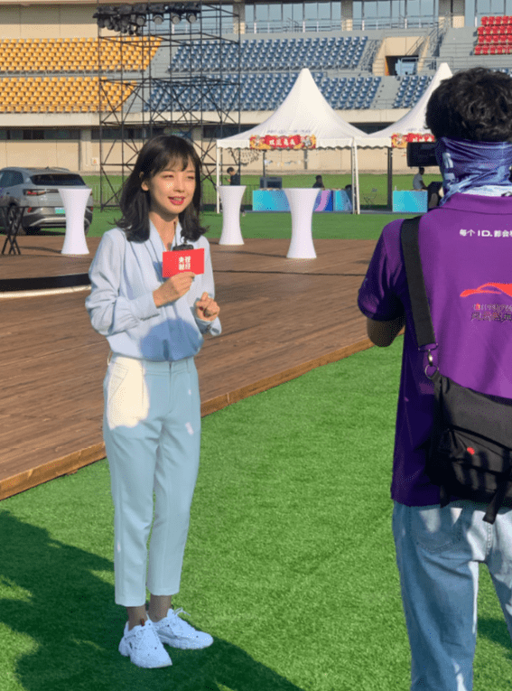 王冰冰活动生图曝光,看清无修镜头下的颜值:幸好她是