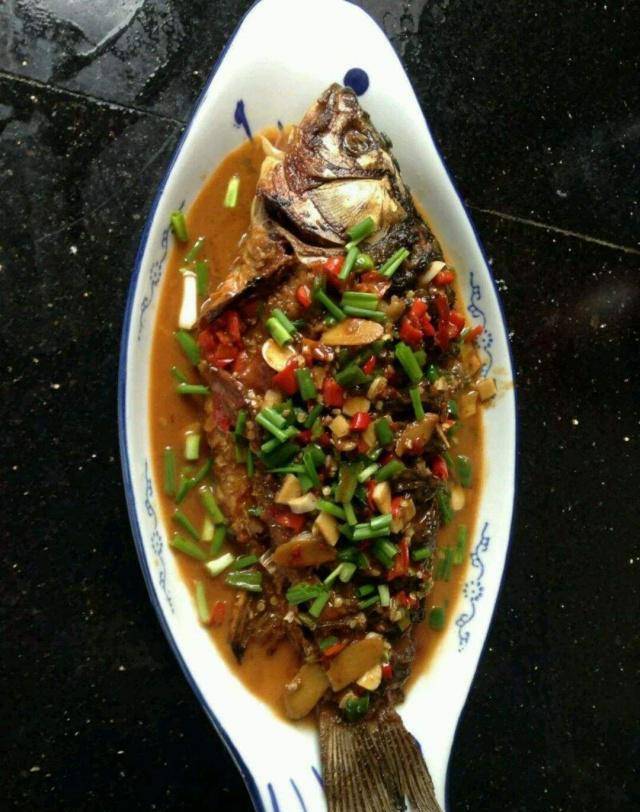 原创2条鲫鱼端上桌不到30分钟就连汤汁也不剩了酸臭水实在诱人