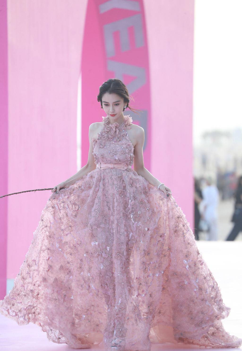 gq盛典热巴和baby撞风格了,同穿花裙一个时尚时尚,一个时尚清纯_花朵