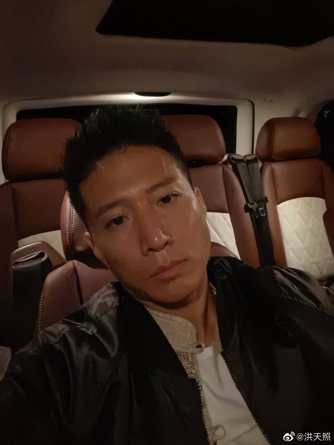男人味十足!洪金宝42岁小儿子罕见晒照