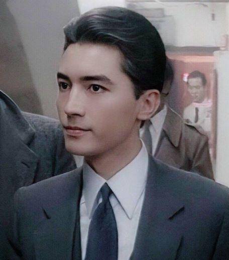 原创69岁尊龙近照曝光两鬓斑白面部赘肉明显曾是亚洲第一美男