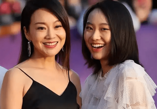 论保养只服这6位女星,与亲生女儿同框似姐妹